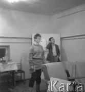 styczeń 1983, Warszawa, Polska.
Przygotowania do wernisażu w pracowni Ireny Jarosińskiej. Na zdjęciu m.in. Koji Komoji z żoną
Fot. Irena Małek-Jarosińska, zbiory Ośrodka KARTA.