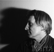 Lata 80., Polska.
Malarz Juliusz Woźniak.
Fot. Irena Jarosińska, zbiory Ośrodka KARTA