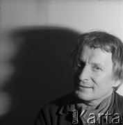 Lata 80., Polska.
Malarz Juliusz Woźniak.
Fot. Irena Jarosińska, zbiory Ośrodka KARTA
