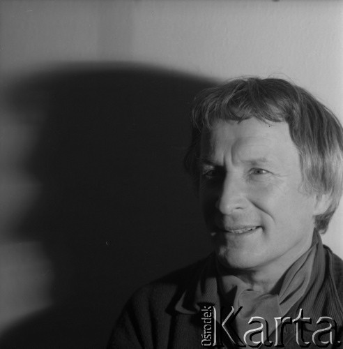 Lata 80., Polska.
Malarz Juliusz Woźniak.
Fot. Irena Jarosińska, zbiory Ośrodka KARTA