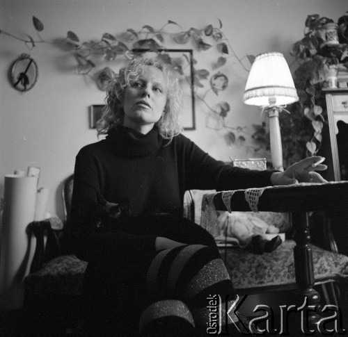 Jesień 1982, Warszawa, Polska.
Aktorka Krystyna Janda w swoim mieszkaniu na Służewie.
Fot. Irena Jarosińska, zbiory Ośrodka KARTA