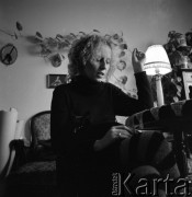 Jesień 1982, Warszawa, Polska.
Aktorka Krystyna Janda w swoim mieszkaniu na Służewie.
Fot. Irena Jarosińska, zbiory Ośrodka KARTA