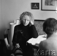 Jesień 1982, Warszawa, Polska.
Aktorka Krystyna Janda w swoim mieszkaniu na Służewie.
Fot. Irena Jarosińska, zbiory Ośrodka KARTA