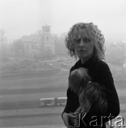 Jesień 1982, Warszawa, Polska.
Aktorka Krystyna Janda na balkonie w swoim mieszkaniu na Służewie. W tle kościół Św. Katarzyny. 
Fot. Irena Jarosińska, zbiory Ośrodka KARTA