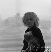 Jesień 1982, Warszawa, Polska.
Aktorka Krystyna Janda na balkonie w swoim mieszkaniu na Służewie. W tle kościół Św. Katarzyny. 
Fot. Irena Jarosińska, zbiory Ośrodka KARTA