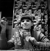 Lata 50. lub 60., Warszawa, Polska.
Hanna Roguska - koleżanka Marka Jarosińskiego, syna fotografki Ireny Jarosińskiej.
Fot. Irena Jarosińska, zbiory Ośrodka KARTA
