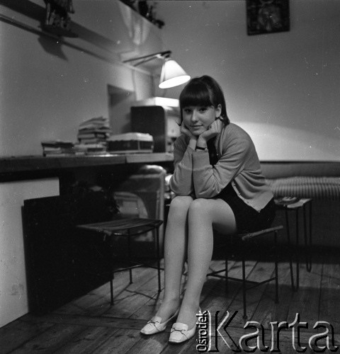 Lata 50. lub 60., Warszawa, Polska.
Hanna Roguska - koleżanka Marka Jarosińskiego, syna fotografki Ireny Jarosińskiej.
Fot. Irena Jarosińska, zbiory Ośrodka KARTA