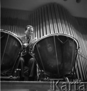 Lata 60. lub 70., Polska.
Koncert w filharmonii. Muzyk grający na kotłach.
Fot. Irena Jarosińska, zbiory Ośrodka KARTA