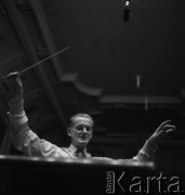 Lata 50. lub 60., Warszawa, Polska.
Dyrygent Bohdan Wodiczko w Filharmonii Narodowej.
Fot. Irena Jarosińska, zbiory Ośrodka KARTA
