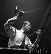 Lata 50. lub 60., Warszawa, Polska.
Dyrygent Bohdan Wodiczko w Filharmonii Narodowej.
Fot. Irena Jarosińska, zbiory Ośrodka KARTA