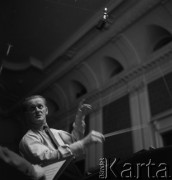 Lata 50. lub 60., Warszawa, Polska.
Dyrygent Bohdan Wodiczko w Filharmonii Narodowej.
Fot. Irena Jarosińska, zbiory Ośrodka KARTA