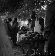 1961, Kurpiowszczyzna, Polska.
Kurpianki na straganie.
Fot. Irena Jarosińska, zbiory Ośrodka KARTA 
