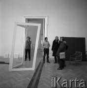 Marzec 1984, Warszawa, Polska.
Przygotowania do wystawy malarza Kajetana Sosnowskiego pt. 