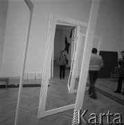 Marzec 1984, Warszawa, Polska.
Przygotowania do wystawy malarza Kajetana Sosnowskiego pt. 