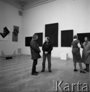 Marzec 1984, Warszawa, Polska.
Przygotowania do wystawy malarza Kajetana Sosnowskiego pt. 