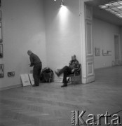 Marzec 1984, Warszawa, Polska.
Przygotowania do wystawy malarza Kajetana Sosnowskiego pt. 