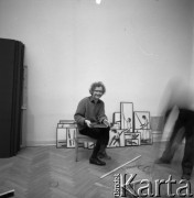Marzec 1984, Warszawa, Polska.
Przygotowania do wystawy malarza Kajetana Sosnowskiego pt. 