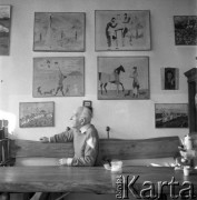 Lata 80., Konstancin-Jeziorna, Polska.
Pisarz, malarz, grafik Leopold Buczkowski.
Fot. Irena Jarosińska, zbiory Ośrodka KARTA
