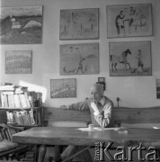 Lata 80., Konstancin-Jeziorna, Polska.
Pisarz, malarz, grafik Leopold Buczkowski.
Fot. Irena Jarosińska, zbiory Ośrodka KARTA