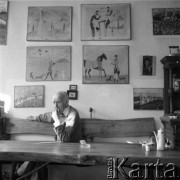 Lata 80., Konstancin-Jeziorna, Polska.
Pisarz, malarz, grafik Leopold Buczkowski.
Fot. Irena Jarosińska, zbiory Ośrodka KARTA