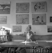 Lata 80., Konstancin-Jeziorna, Polska.
Pisarz, malarz, grafik Leopold Buczkowski.
Fot. Irena Jarosińska, zbiory Ośrodka KARTA