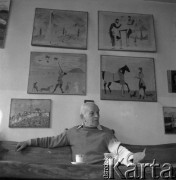 Lata 80., Konstancin-Jeziorna, Polska.
Pisarz, malarz, grafik Leopold Buczkowski.
Fot. Irena Jarosińska, zbiory Ośrodka KARTA