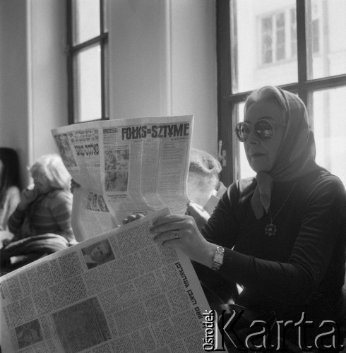 18.04.1983, Warszawa, Polska.
Babiniec w synagodze im. Zalmana i Rywki Małżonków Nożyków na ulicy Twardej.
Fot. Irena Jarosińska, zbiory Ośrodka KARTA