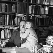 Lata 70. lub 80., Warszawa, Polska.
Mężczyzna z wnuczką na Jelonkach.
Fot. Irena Jarosińska, zbiory Ośrodka KARTA 
