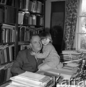 Lata 70. lub 80., Warszawa, Polska.
Mężczyzna z wnuczką na Jelonkach.
Fot. Irena Jarosińska, zbiory Ośrodka KARTA 

