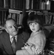 Lata 70. lub 80., Warszawa, Polska.
Mężczyzna z wnuczką na Jelonkach.
Fot. Irena Jarosińska, zbiory Ośrodka KARTA