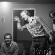 1982, Grobka, Polska.
Przyjęcie urodzinowe Marka Twardziaka.
Fot. Irena Jarosińska, zbiory Ośrodka KARTA
