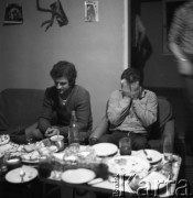1982, Grobka, Polska.
Przyjęcie urodzinowe Marka Twardziaka.
Fot. Irena Jarosińska, zbiory Ośrodka KARTA