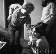 1982, Grobka, Polska.
Przyjęcie urodzinowe Marka Twardziaka.
Fot. Irena Jarosińska, zbiory Ośrodka KARTA