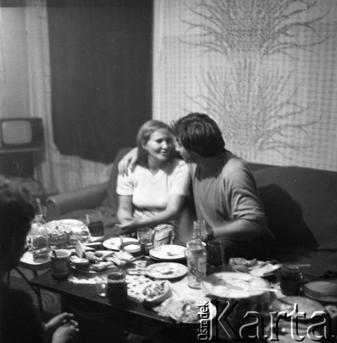 1982, Grobka, Polska.
Przyjęcie urodzinowe Marka Twardziaka.
Fot. Irena Jarosińska, zbiory Ośrodka KARTA