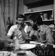 1982, Grobka, Polska.
Przyjęcie urodzinowe Marka Twardziaka.
Fot. Irena Jarosińska, zbiory Ośrodka KARTA