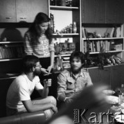 1982, Grobka, Polska.
Przyjęcie urodzinowe Marka Twardziaka.
Fot. Irena Jarosińska, zbiory Ośrodka KARTA