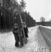 Lata 70. lub 80., Zazdrość, Polska.
Nauczycielka Józefa Kampowa z dziećmi.
Fot. Irena Jarosińska, zbiory Ośrodka KARTA