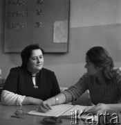 Lata 70. lub 80., Zazdrość, Polska.
Nauczycielka Józefa Kampowa (z lewej) w szkole.
Fot. Irena Jarosińska, zbiory Ośrodka KARTA