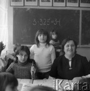 Lata 70. lub 80., Zazdrość, Polska.
Nauczycielka Józefa Kampowa w szkole.
Fot. Irena Jarosińska, zbiory Ośrodka KARTA