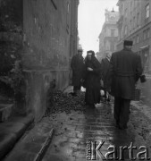 Lata 50. lub 60., Kraków, Polska.
Zakonnica.
Fot. Irena Jarosińska, zbiory Ośrodka KARTA 
