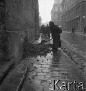 Lata 50. lub 60., Kraków, Polska.
Zakonnica.
Fot. Irena Jarosińska, zbiory Ośrodka KARTA