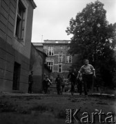 Lata 50. lub 60., Polska.
Dzieci.
Fot. Irena Jarosińska, zbiory Ośrodka KARTA 
