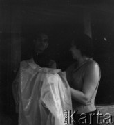 Lata 50. lub 60., Polska.
Kobieta i mężczyzna.
Fot. Irena Jarosińska, zbiory Ośrodka KARTA