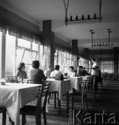 Lata 50. lub 60., Polska.
Restauracja.
Fot. Irena Jarosińska, zbiory Ośrodka KARTA