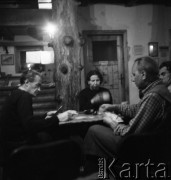 Lata 50. lub 60., Polska.
Osoby.
Fot. Irena Jarosińska, zbiory Ośrodka KARTA
