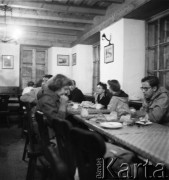 Lata 50. lub 60., Polska.
Osoby w schronisku górskim.
Fot. Irena Jarosińska, zbiory Ośrodka KARTA