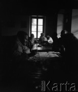 Lata 50. lub 60., Polska.
Osoby w schronisku górskim.
Fot. Irena Jarosińska, zbiory Ośrodka KARTA