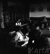Lata 50. lub 60., Polska.
Osoby w schronisku górskim.
Fot. Irena Jarosińska, zbiory Ośrodka KARTA