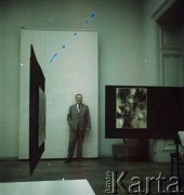Lata 50. lub 60., Warszawa, Polska.
Malarz Alfred Lenica w Zachęcie Narodowej Galerii Sztuki.
Fot. Irena Jarosińska, zbiory Ośrodka KARTA