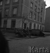 Lata 50. lub 60., Warszawa, Polska.
Ulica Konstantego Ildefonsa Gałczyńskiego 3.
Fot. Irena Jarosińska, zbiory Ośrodka KARTA 
